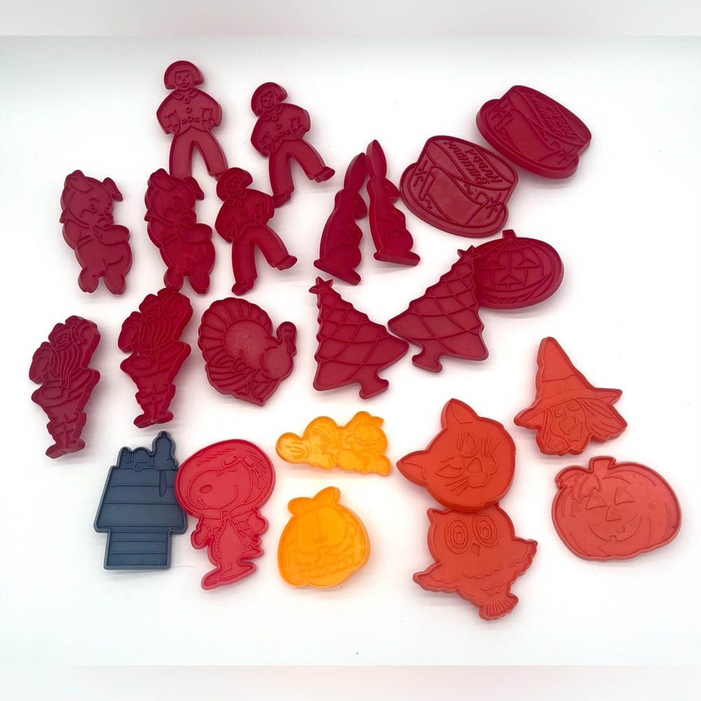 Cookie Cutter Lot Vtg 1970’s Tupperware Snoopy, Garfield Hallmark Holidays